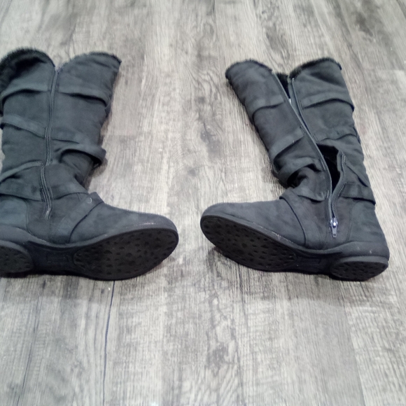 Stylish Black Winter Boots with Buckle Detail - Picture 2 of 5